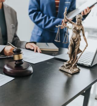 Chuyên viên Visa Việt Tin làm việc